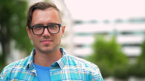 Retrato de hombre feliz sonriente en gafas al aire libre — Vídeos de Stock