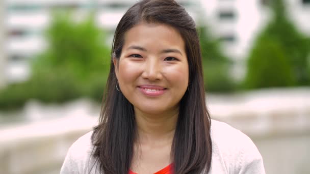 Портрет щасливої усміхненої азіатки на відкритому повітрі — стокове відео