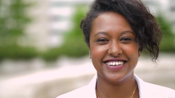 Portret van Afro-Amerikaanse jonge vrouw buitenshuis — Stockvideo