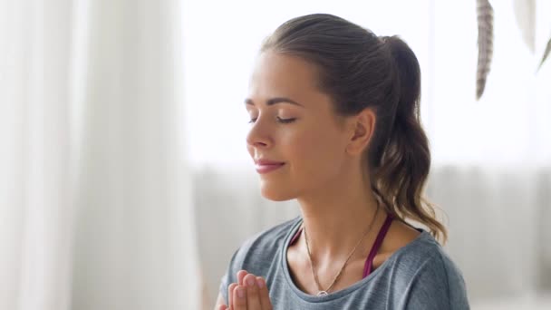Mindfulness Espiritualidade Conceito Estilo Vida Saudável Mulher Meditando Estúdio Ioga — Vídeo de Stock