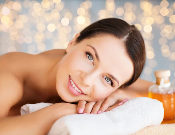 Närbild av vacker kvinna med massage på spa — Stockfoto