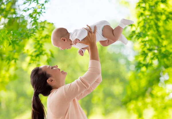 Lycklig mamma leker med lilla pojke — Stockfoto
