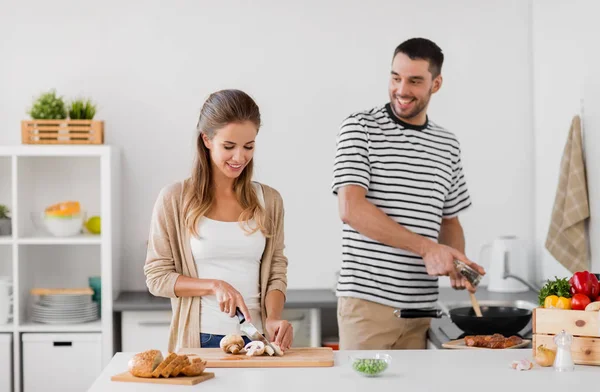 Coppia cucina cibo a casa cucina — Foto Stock