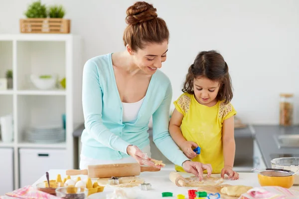 Щаслива мати і дочка роблять печиво вдома — стокове фото