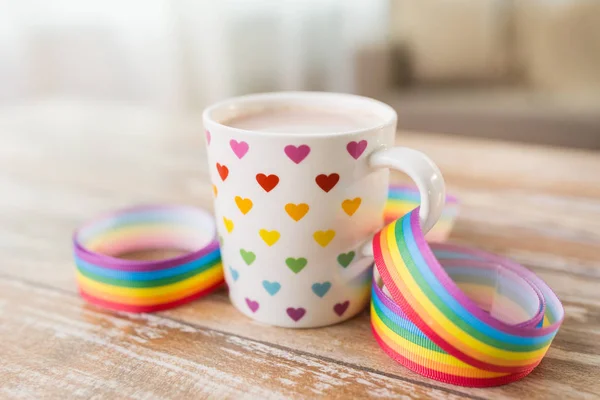 Tazza con modello di cuore e nastro di consapevolezza gay — Foto Stock