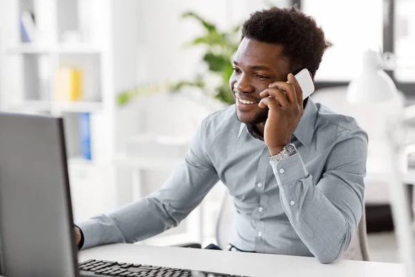 Hombre de negocios llamando en teléfono inteligente en la oficina — Foto de Stock