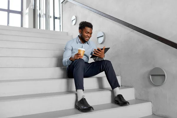 Homme d'affaires avec tablette PC et café dans les escaliers — Photo