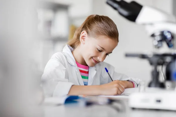 Dziewczyna studiuje chemii w szkole laboratorium — Zdjęcie stockowe