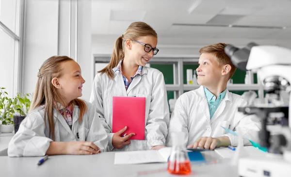 Діти, які вивчають хімію в шкільній лабораторії — стокове фото