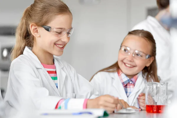 Діти з пробіркою вивчають хімію в школі — стокове фото