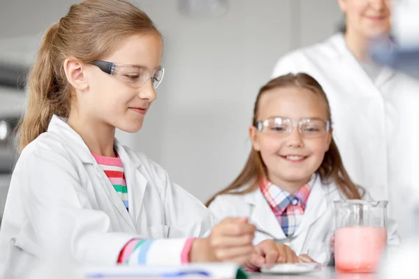 Niños con probeta que estudian química en la escuela — Foto de Stock