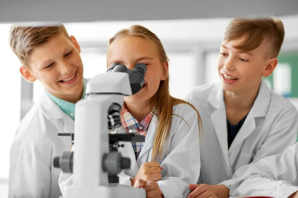 Образование Наука Детская Концепция Дети Студенты Микроскопом Изучающие Биологию Школьной — стоковое фото