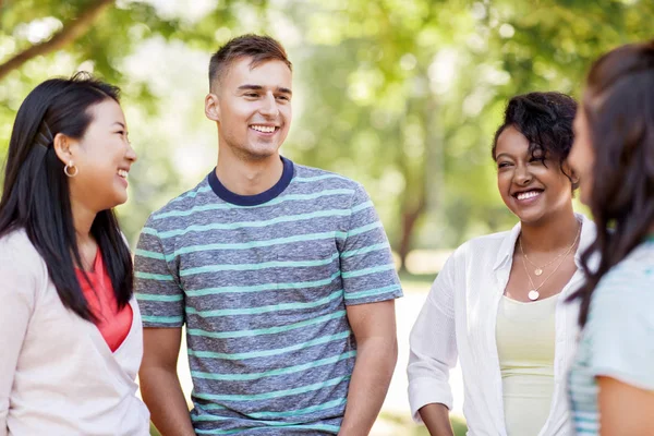 Groupe d'amis internationaux heureux dans le parc — Photo