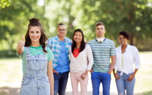 Groupe d'amis internationaux heureux à l'extérieur — Photo