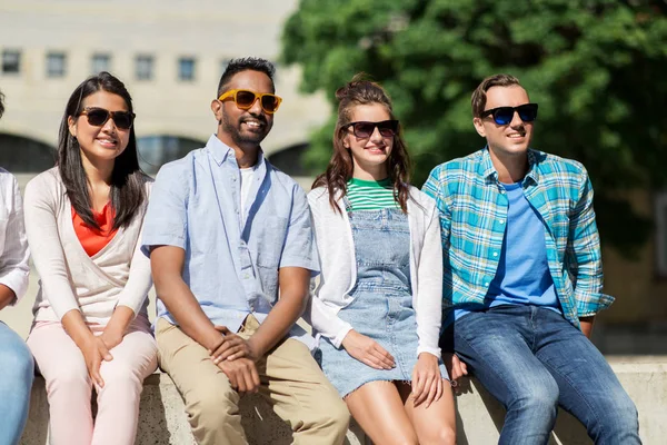 Groep gelukkige vrienden in zonnebril in stad — Stockfoto