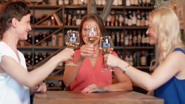 Mujeres felices bebiendo vino en el bar o restaurante — Vídeo de stock