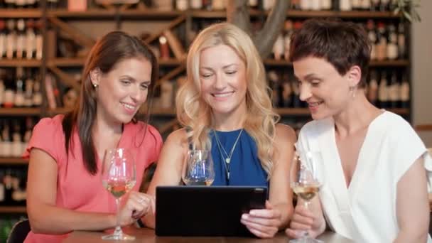 Frauen mit Tablet-PC an der Weinbar oder im Restaurant — Stockvideo