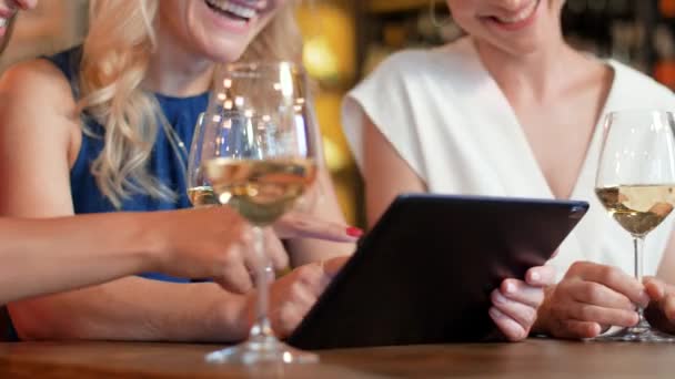 Mulheres com tablet pc no bar vinho ou restaurante — Vídeo de Stock