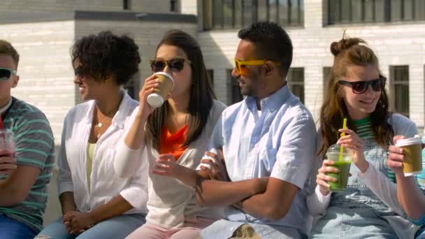 Vrienden drinken koffie en shakes praten in de stad — Stockvideo