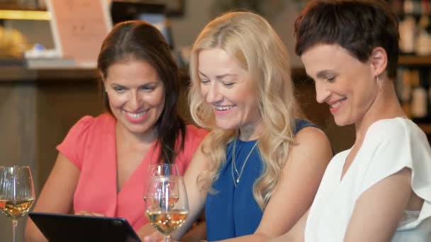 Vrouwen met tablet pc bij bar wijn of restaurant — Stockvideo