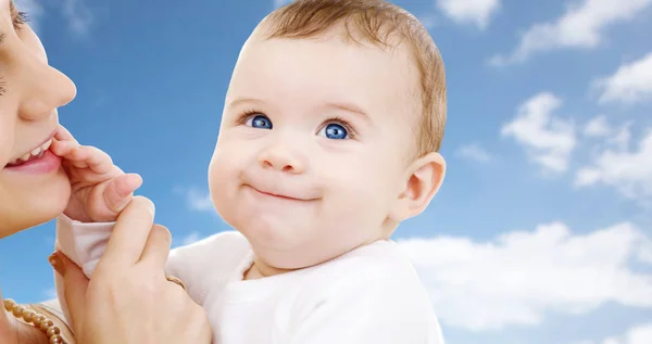 Mère avec bébé sur fond de ciel — Photo