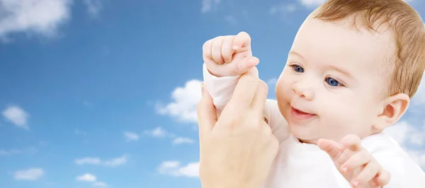 Närbild på söta lilla bebis med mor hand — Stockfoto