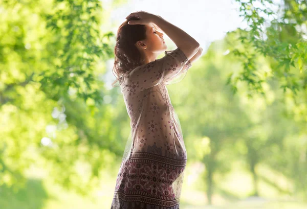 Mujer embarazada sobre fondo verde natural — Foto de Stock