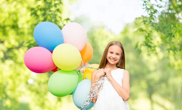 Glad tjej med ballonger över naturliga bakgrund — Stockfoto