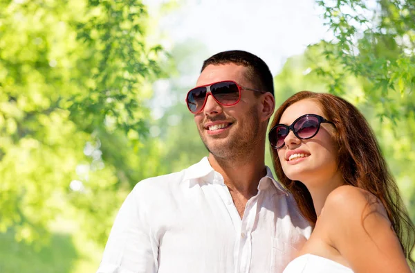 Feliz casal sorridente em óculos de sol — Fotografia de Stock