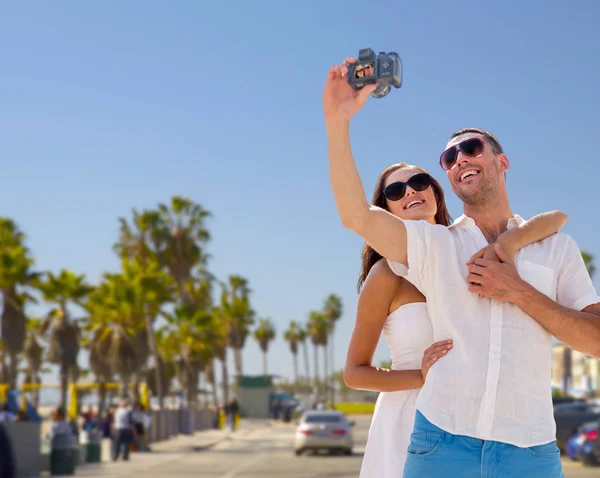 Paar maken selfie camera over venice beach — Stockfoto