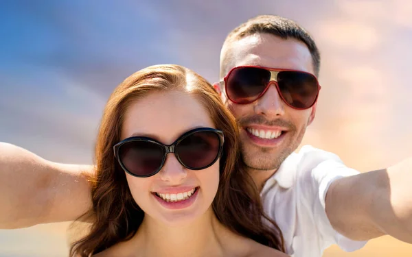 Selfie を作るカップル身に着けているサングラスの笑みを浮かべてください。 — ストック写真