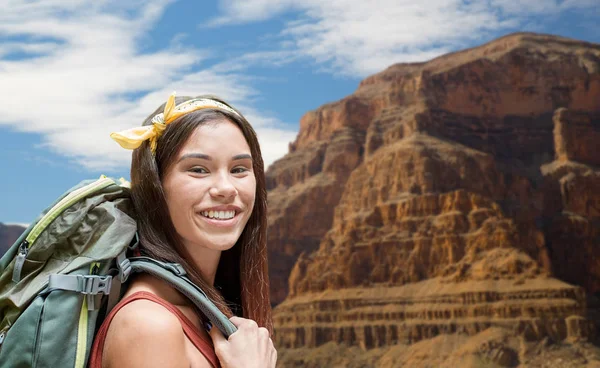 Gelukkige vrouw met rugzak boven grand canyon — Stockfoto