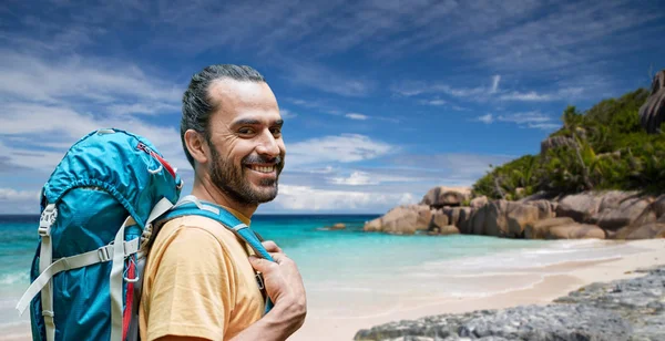 Uomo sorridente con zaino sopra seychelles — Foto Stock