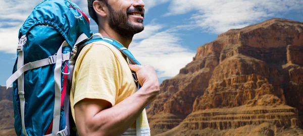 Крупный план человека с рюкзаком над большим каньоном — стоковое фото