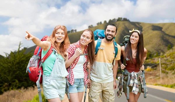 Groupe d'amis avec sacs à dos sur les grandes collines — Photo