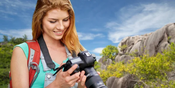 Žena s batohem a fotoaparát nad Seychely — Stock fotografie