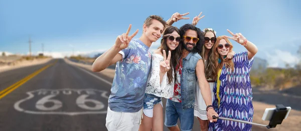 Przyjaciele hipis biorąc selfie nad nami route 66 — Zdjęcie stockowe