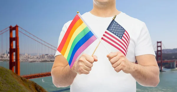 Homme avec gay pride arc-en-ciel et drapeau américain — Photo