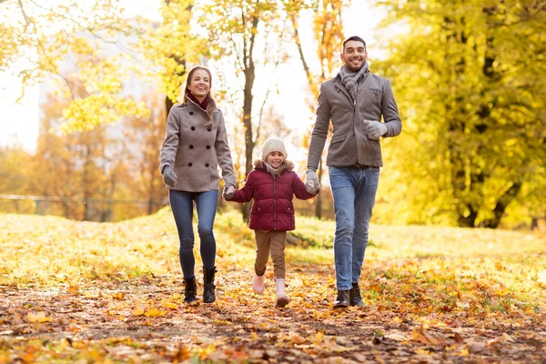 가 공원에서 산책 하는 행복 한 가족 — 스톡 사진