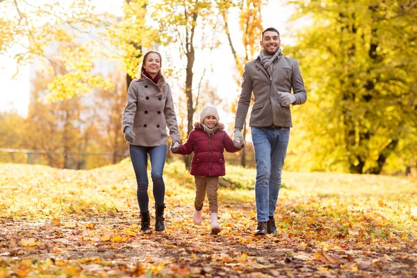 Famille heureuse marchant au parc d'automne — Photo