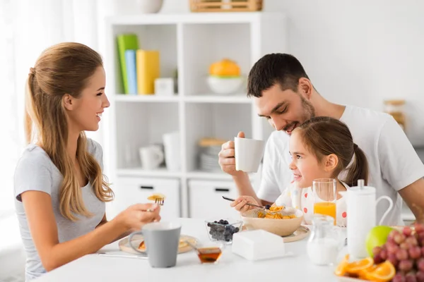 Mutlu aile kahvaltısını evde yapıyor. — Stok fotoğraf