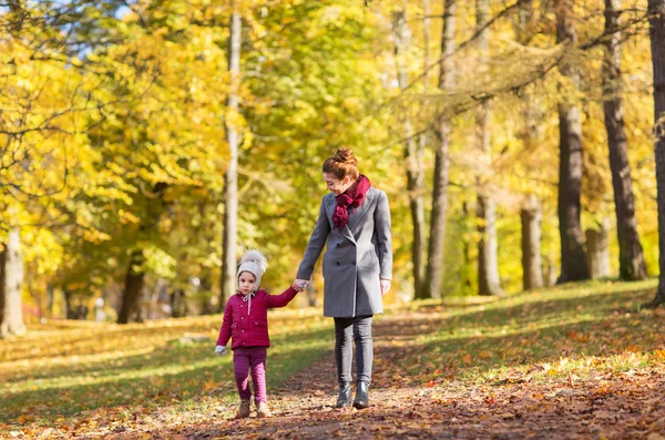 Feliz madre e hija pequeña en el parque de otoño — Foto de Stock
