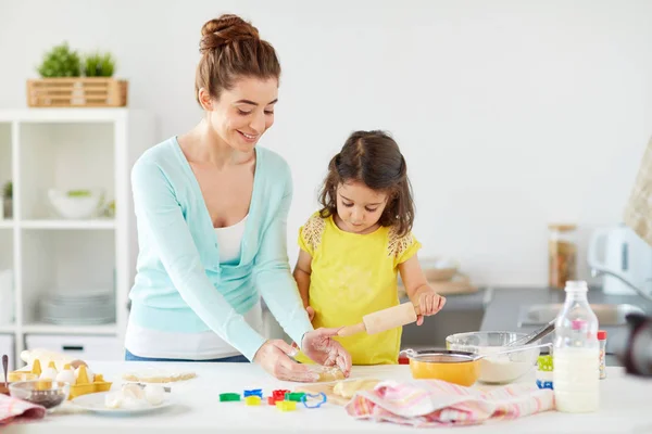 Heureux mère et fille faire des cookies à la maison — Photo