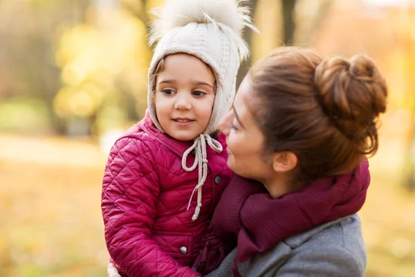 Sonbahar Park'ta küçük kızı ile mutlu anne — Stok fotoğraf