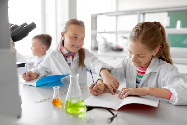 Niños estudiando química en el laboratorio de la escuela — Foto de Stock