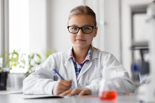 Dziewczyna studiuje chemii w szkole laboratorium — Zdjęcie stockowe