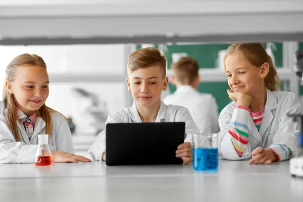 Enfants avec tablette PC au laboratoire de l'école — Photo