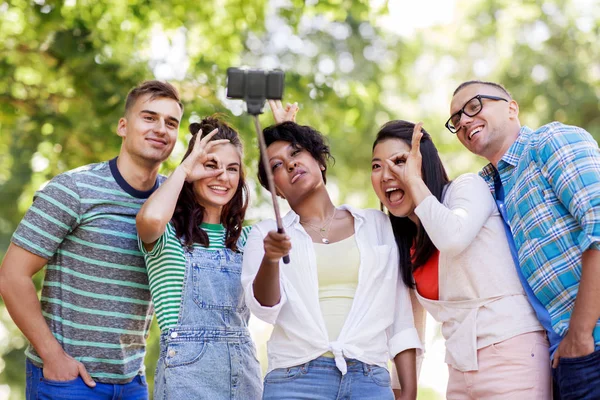 Amigos internacionales tomando selfie en el parque —  Fotos de Stock