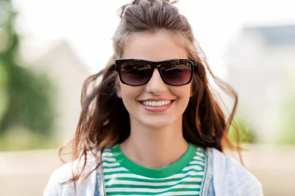 Šťastná mladá žena v sluneční brýle venku — Stock fotografie