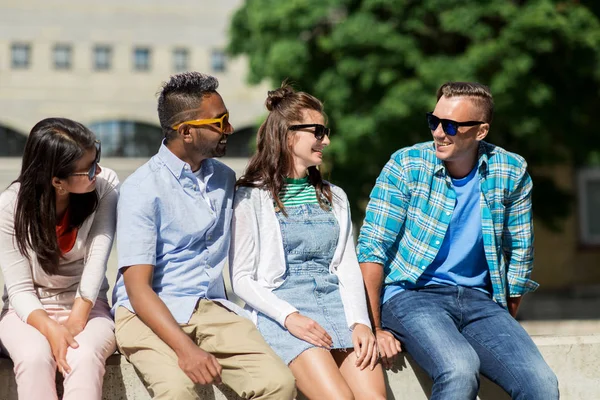 Grupo de amigos felices en gafas de sol en la ciudad — Foto de Stock